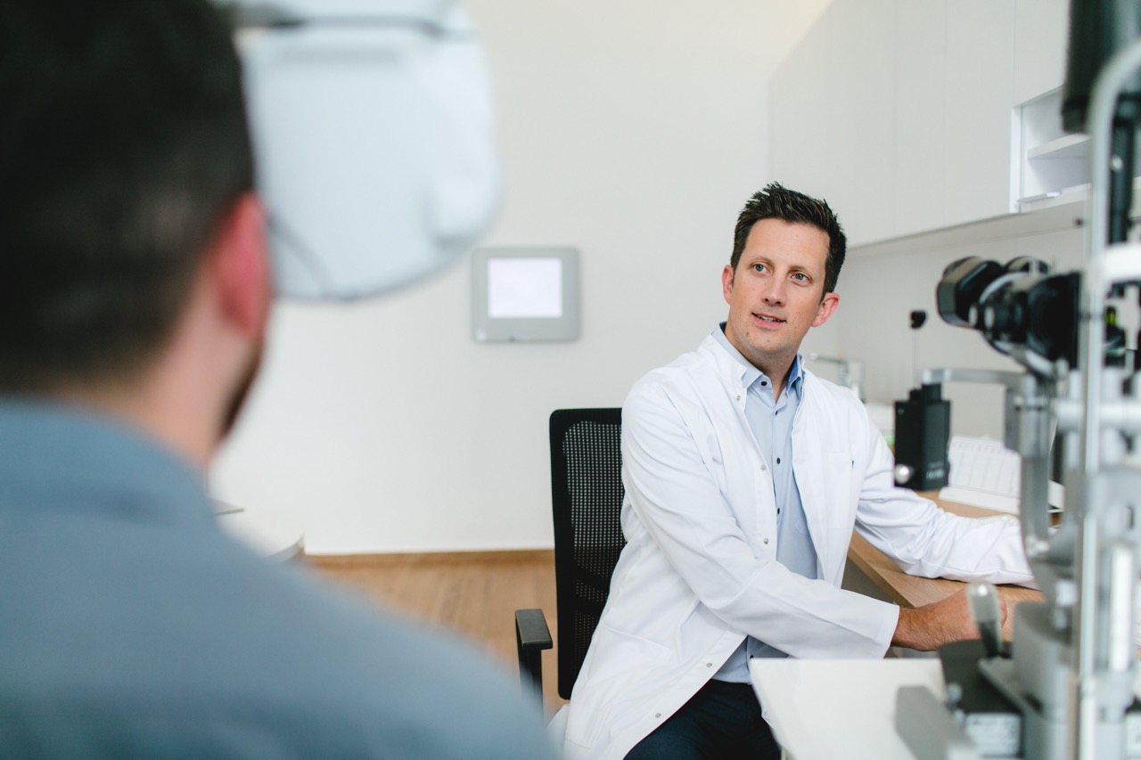 Priv.-Doz. Dr. Stefan Palkovits bei der Augenuntersuchung an der Spaltlampe